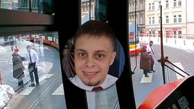 Dojemné video: Tramvaják David (21) vystoupil z kabiny a pomohl přes přechod nevidomé stařence