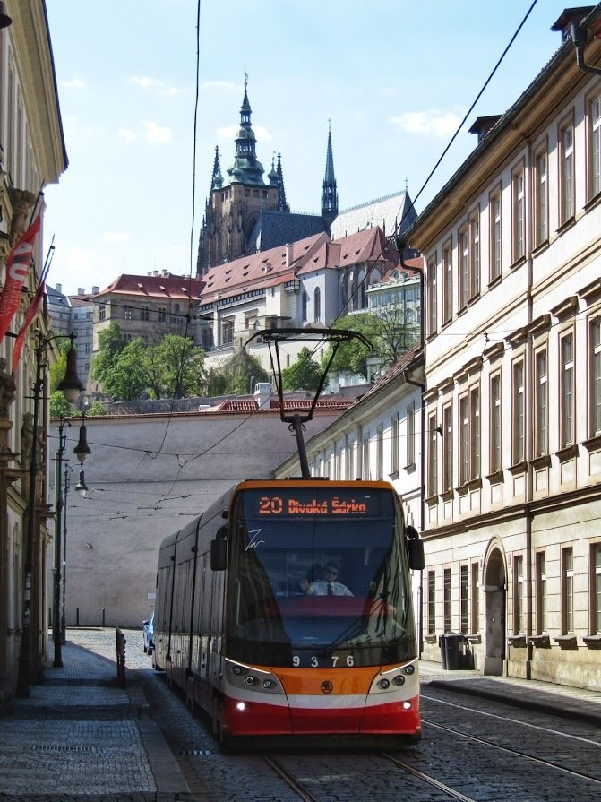 David Povýšil při řízení tramvaje v Praze.