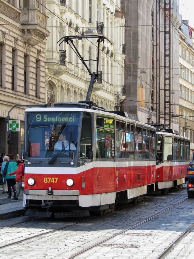 David Povýšil při řízení tramvaje v Praze.