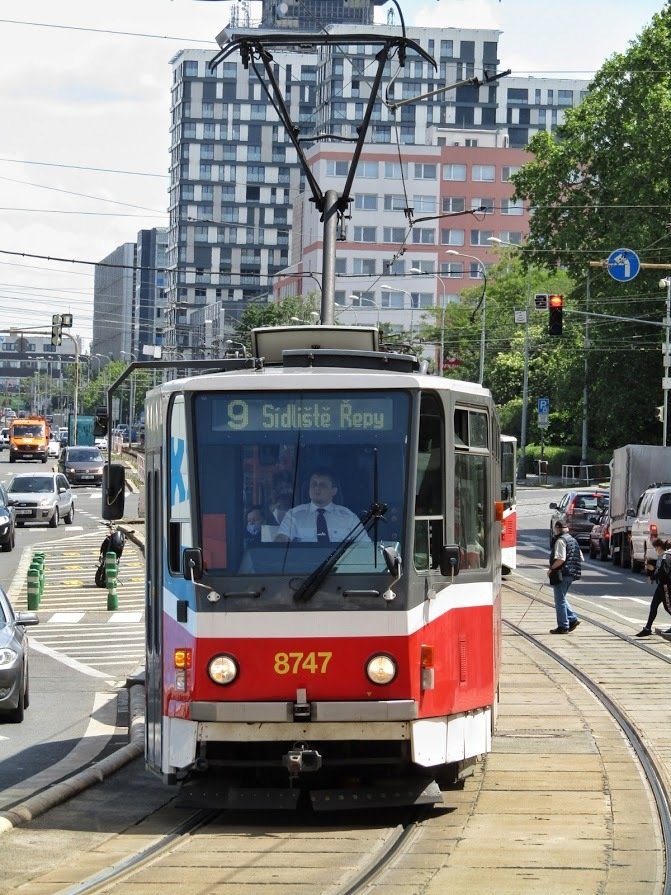 David Povýšil při řízení tramvaje v Praze.