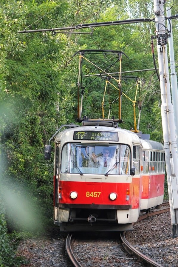 David Povýšil při řízení tramvaje v Praze.