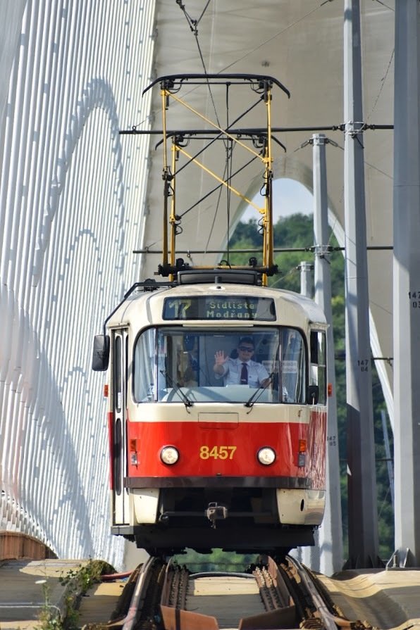 David Povýšil při řízení tramvaje v Praze.