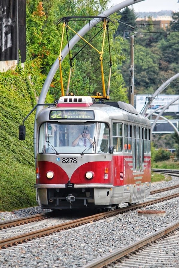 David Povýšil při řízení tramvaje v Praze.