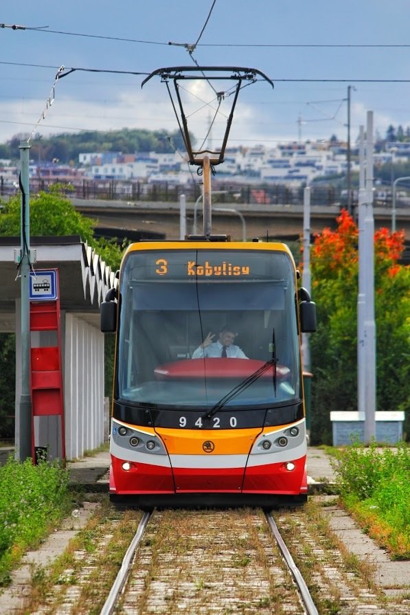 David Povýšil při řízení tramvaje v Praze.