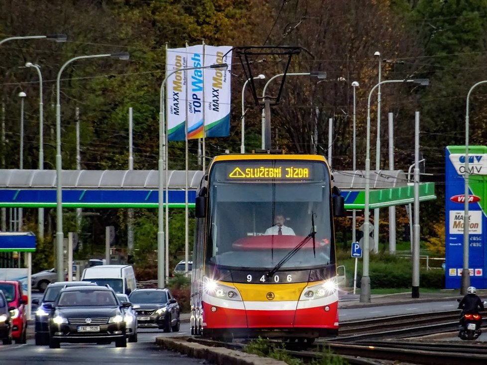 David Povýšil při řízení tramvaje v Praze.