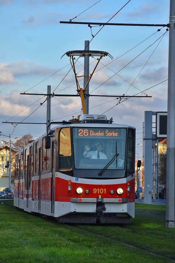 David Povýšil při řízení tramvaje v Praze.