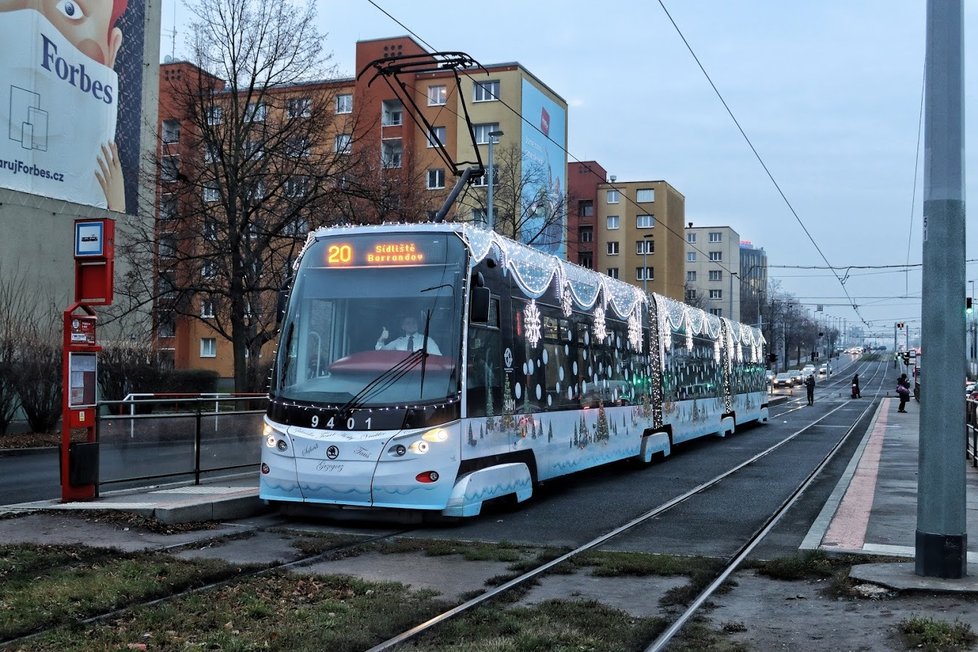 David Povýšil při řízení tramvaje v Praze.