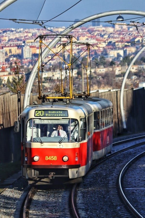 David Povýšil při řízení tramvaje v Praze.