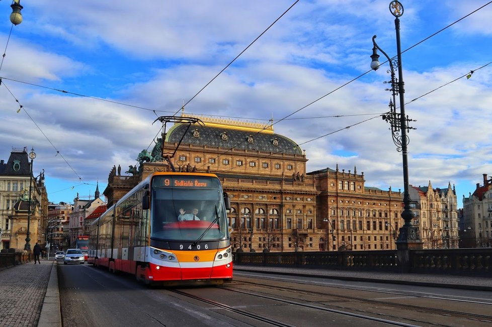 David Povýšil při řízení tramvaje v Praze.