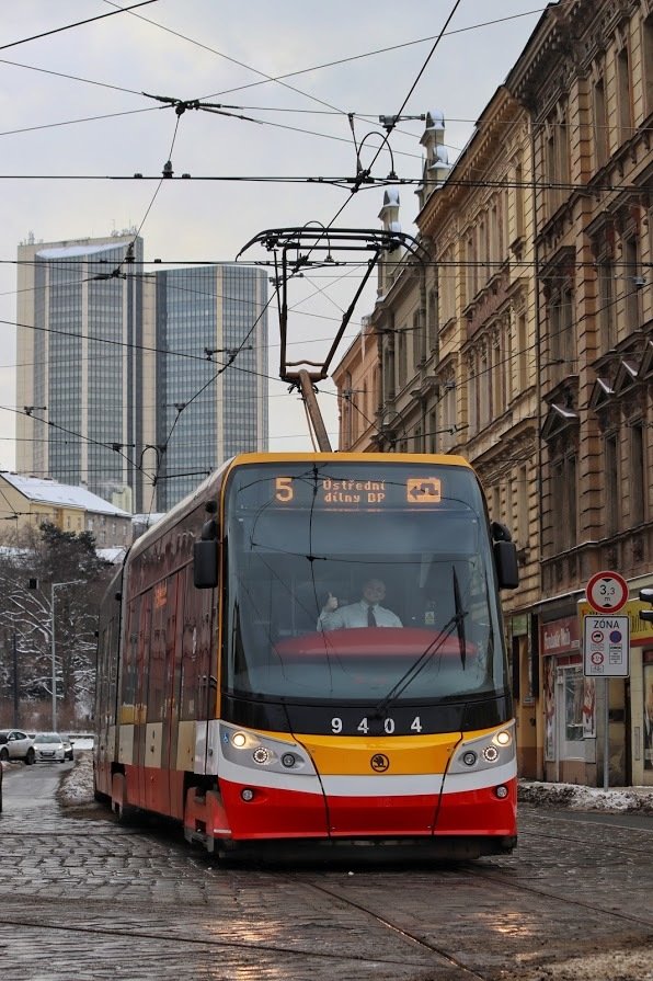 David Povýšil při řízení tramvaje v Praze.