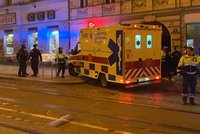 Nejdřív zmlátil ženu (23), pak skočil pod tramvaj?! Během pár minut řešila policie na Letné násilí i nehodu