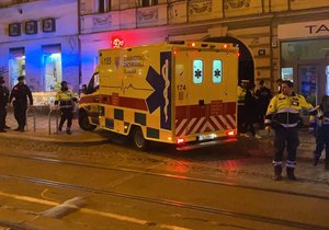Muž měl v Praze 7 konflikt se ženou, o pár minut později ho srazila tramvaj.