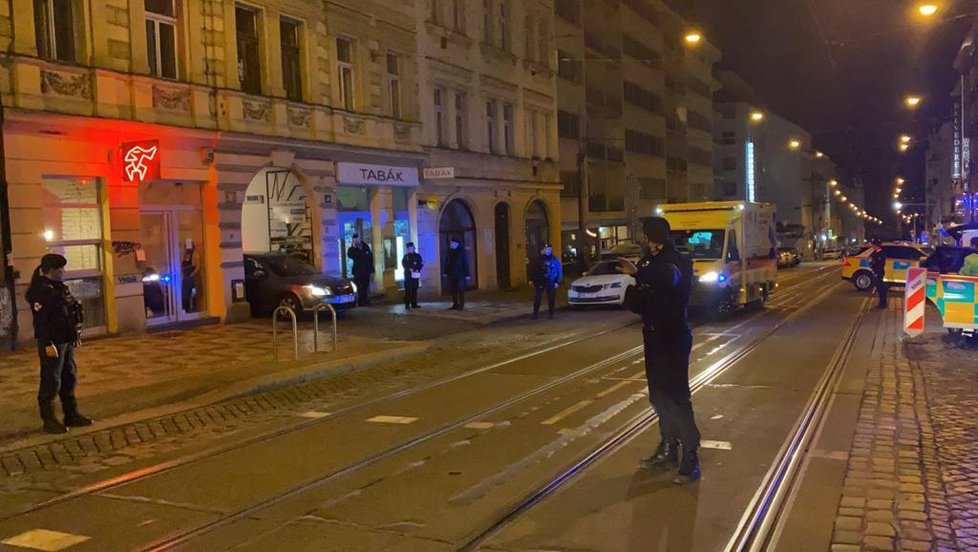 Muž měl v Praze 7 konflikt se ženou, o pár minut později ho srazila tramvaj.