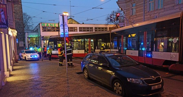 V Myslíkově ulici vykolejila tramvaj.