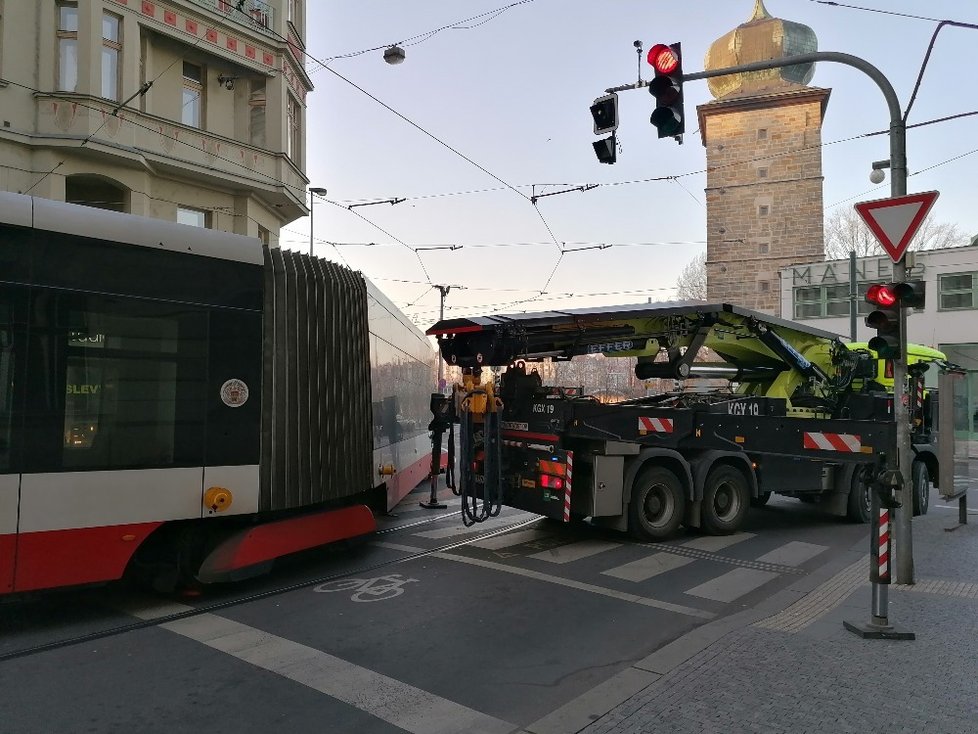 V Myslíkově ulici vykolejila tramvaj.