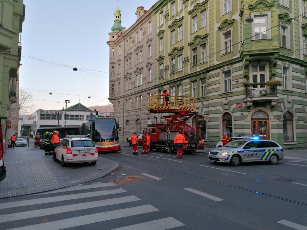 V Myslíkově ulici vykolejila tramvaj.