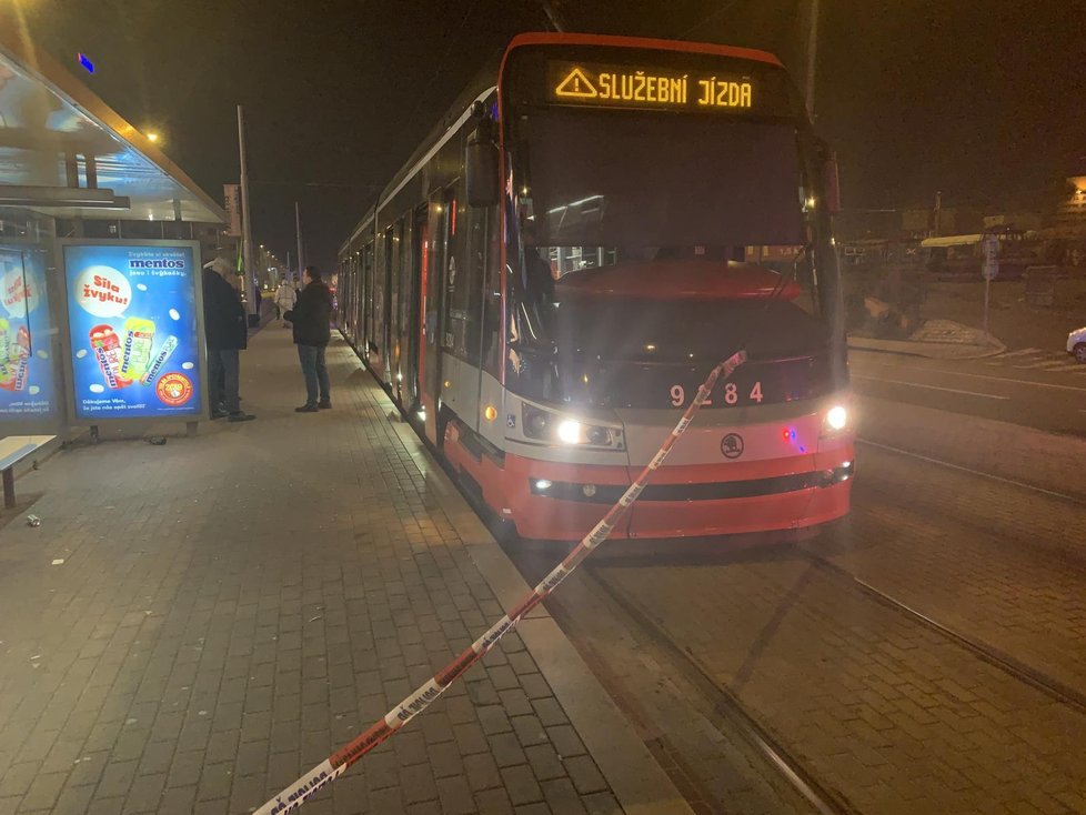 Policisté hledali muže, který v tramvaji zničehonic bodl jiného a utekl.