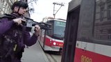 VIDEO: Měl několik nožů a jel si „vyřídit účty“! Takhle nebezpečného zločince chytli v tramvaji číslo 5