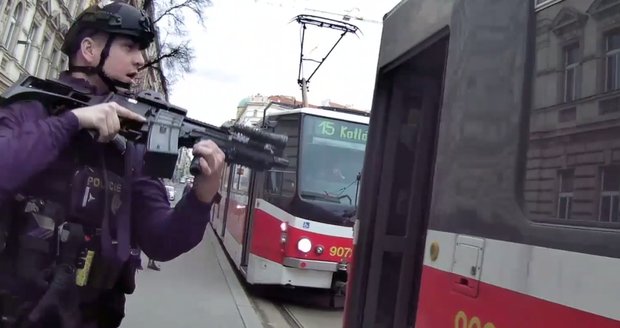 VIDEO: Měl několik nožů a jel si „vyřídit účty“! Takhle nebezpečného zločince chytli v tramvaji číslo 5