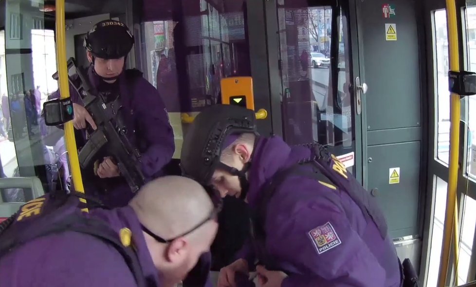 Takhle policisté zadrželi 29. ledna 2020 v tramvaji nebezpečného muže.