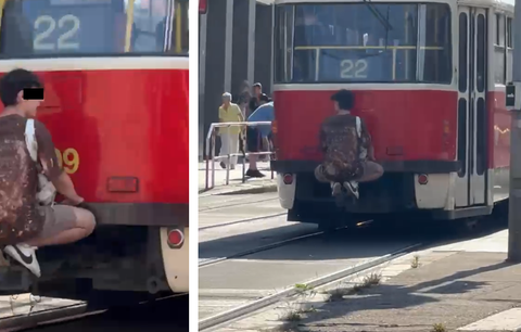 Nesmyslný hazard v centru Prahy: Mladík se vezl na spřáhle tramvaje!