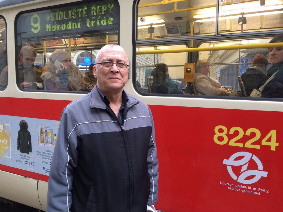 Pan Josef řídí tramvaj už od roku 1973.
