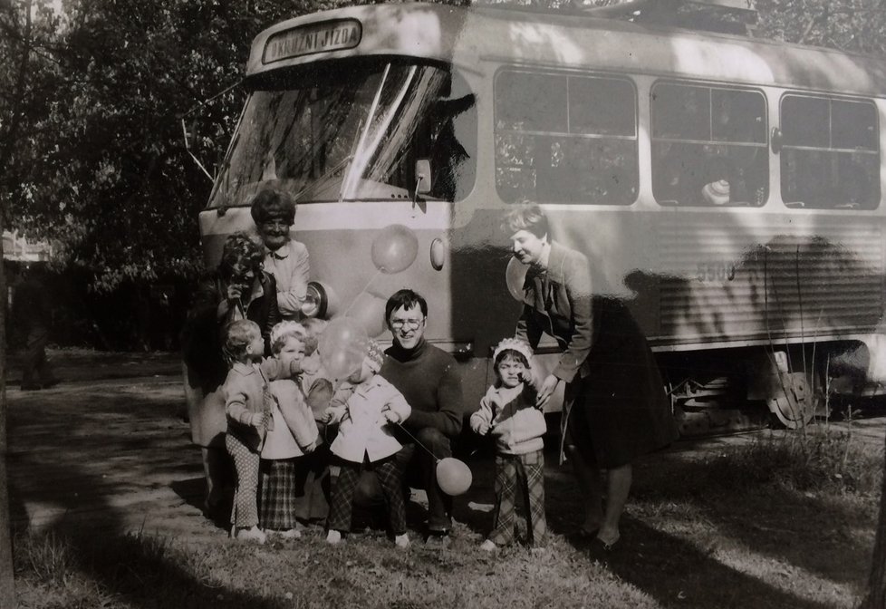 Pan Josef s dětmi z dětských domovů, které vozil zadarmo ve svém volnu tramvají.