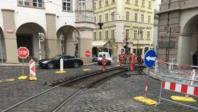 Odkloněné linky, náhradní zastávky: Malou Stranu čeká velká výluka, tramvaje pojedou jinak