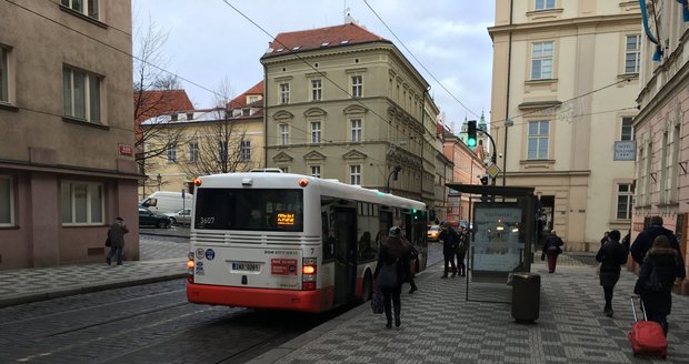 Pražané i radnice kritizují řešení výluky mezi Malostranskou a Újezdem.