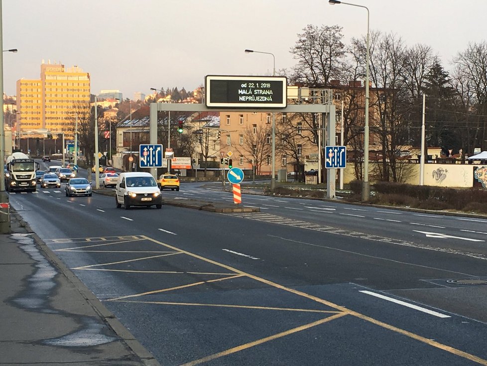 Pražané i radnice kritizují řešení výluky mezi Malostranskou a Újezdem.