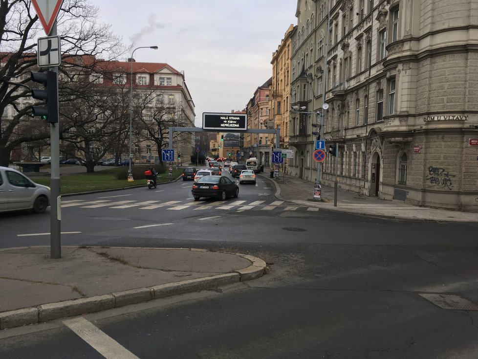 Pražané i radnice kritizují řešení výluky mezi Malostranskou a Újezdem.