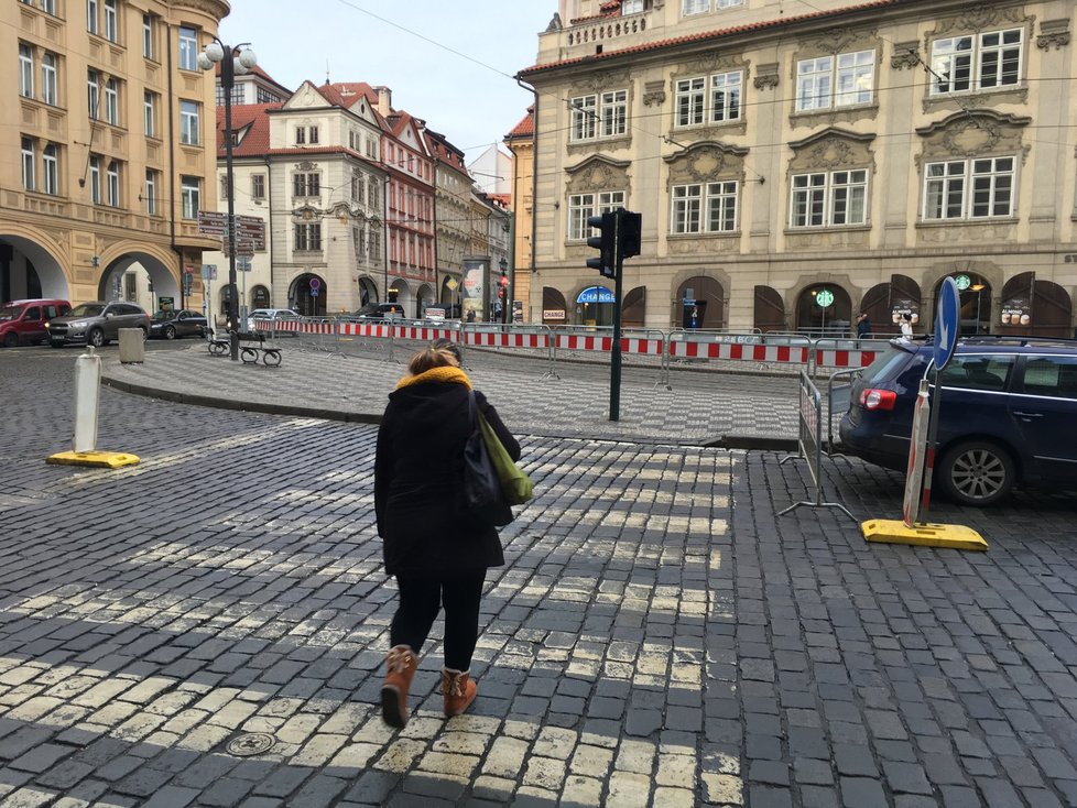 Pražané i radnice kritizují řešení výluky mezi Malostranskou a Újezdem.