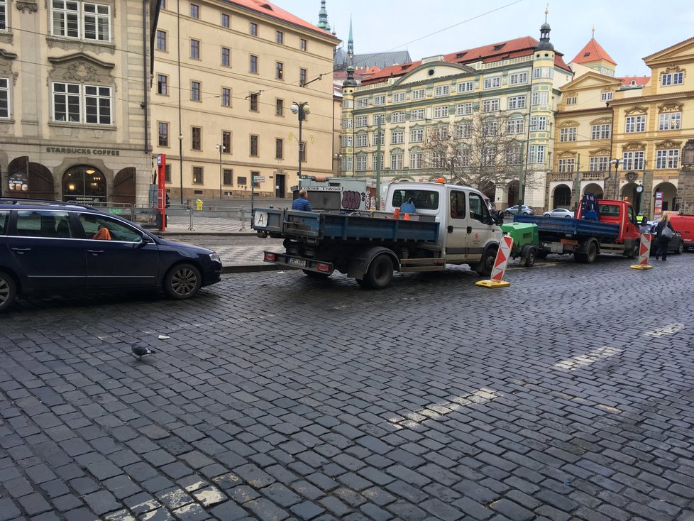 Pražané i radnice kritizují řešení výluky mezi Malostranskou a Újezdem.