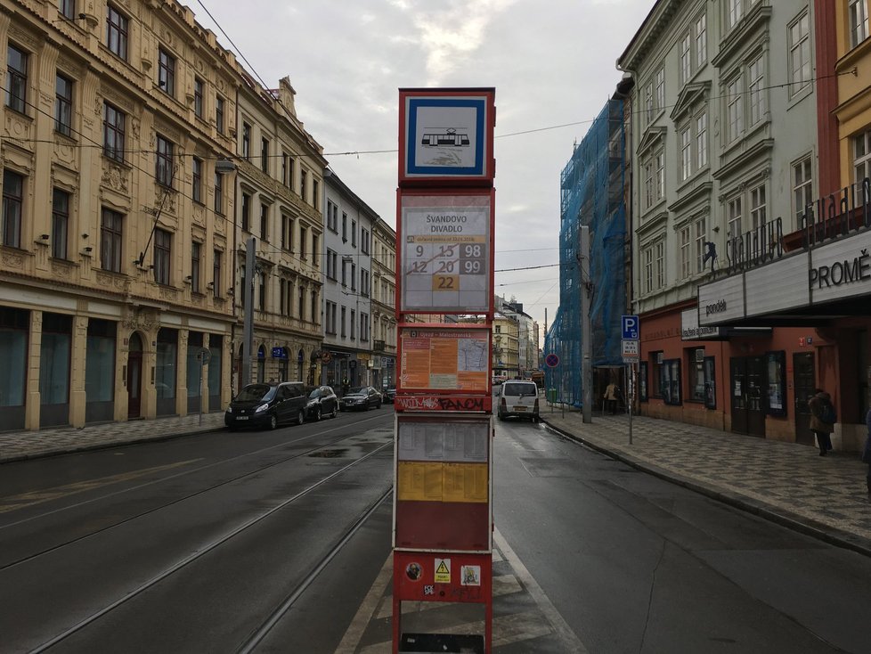 Pražané i radnice kritizují řešení výluky mezi Malostranskou a Újezdem.