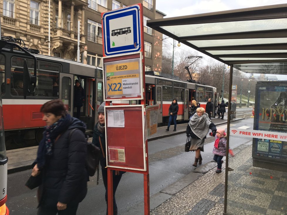 Pražané i radnice kritizují řešení výluky mezi Malostranskou a Újezdem.