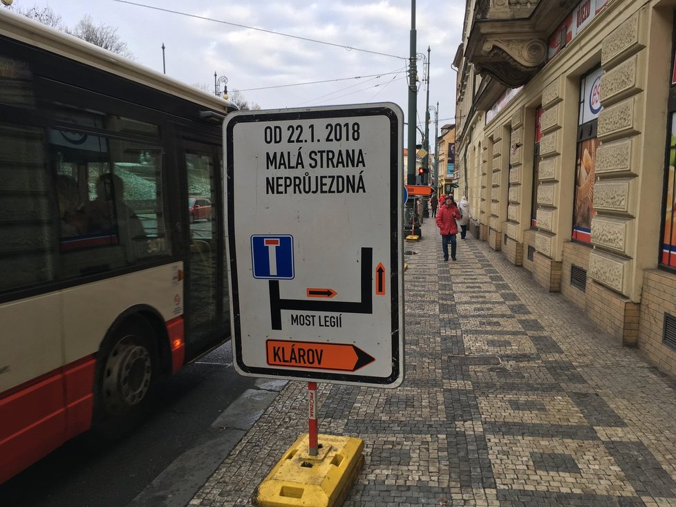 Pražané i radnice kritizují řešení výluky mezi Malostranskou a Újezdem.