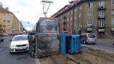 Multikára se v Praze srazila s tramvají: Skončila na boku