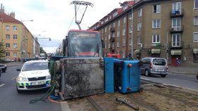 V Praze se srazila tramvaj s multikárou