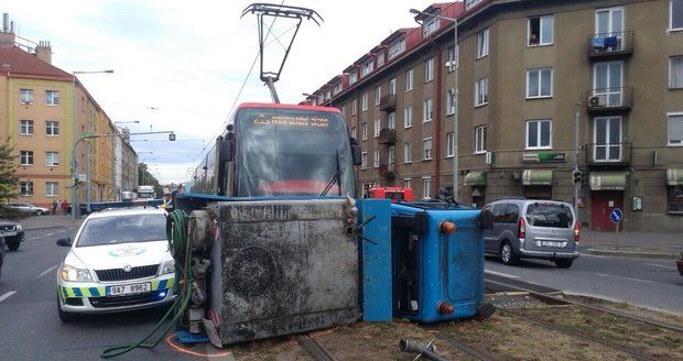 V Praze se srazila tramvaj s multikárou
