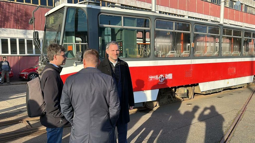 Nakládání pražských tramvají, které poputují na Ukrajinu (20. října 2022)