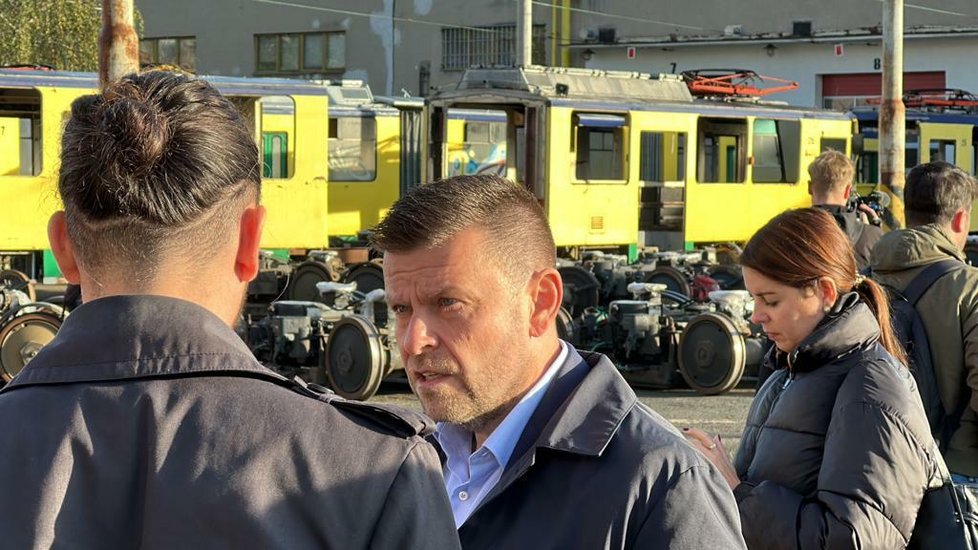 Nakládání pražských tramvají, které poputují na Ukrajinu (20. října 2022)