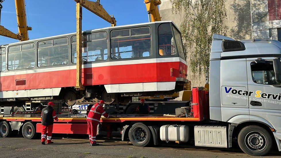 Nakládání pražských tramvají, které poputují na Ukrajinu. (20. října 2022)