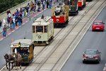 Prahou projel průvod tramvají. Dopravní podnik slaví 140 let MHD v metropoli.