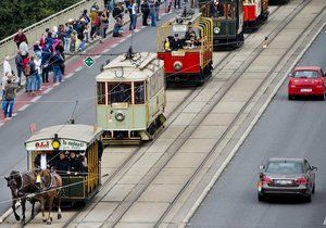 Prahou projel průvod tramvají. Dopravní podnik slaví 140 let MHD v metropoli.