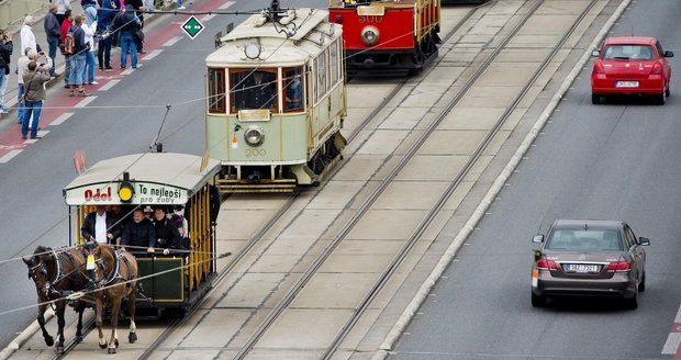 Prahou projel průvod tramvají. Dopravní podnik slaví 140 let MHD v metropoli.