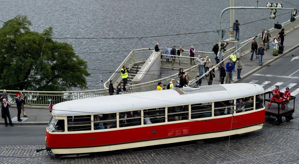 Prahou projel průvod tramvají. Dopravní podnik slaví 140 let MHD v metropoli.