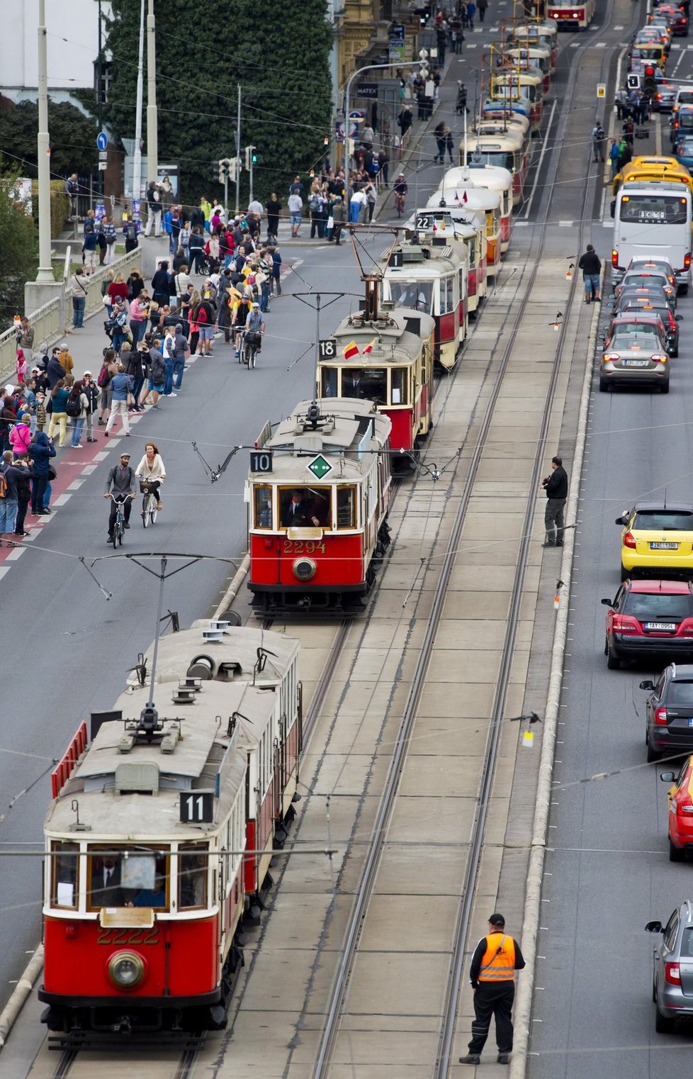 Prahou projel průvod tramvají. Dopravní podnik slaví 140 let MHD v metropoli.