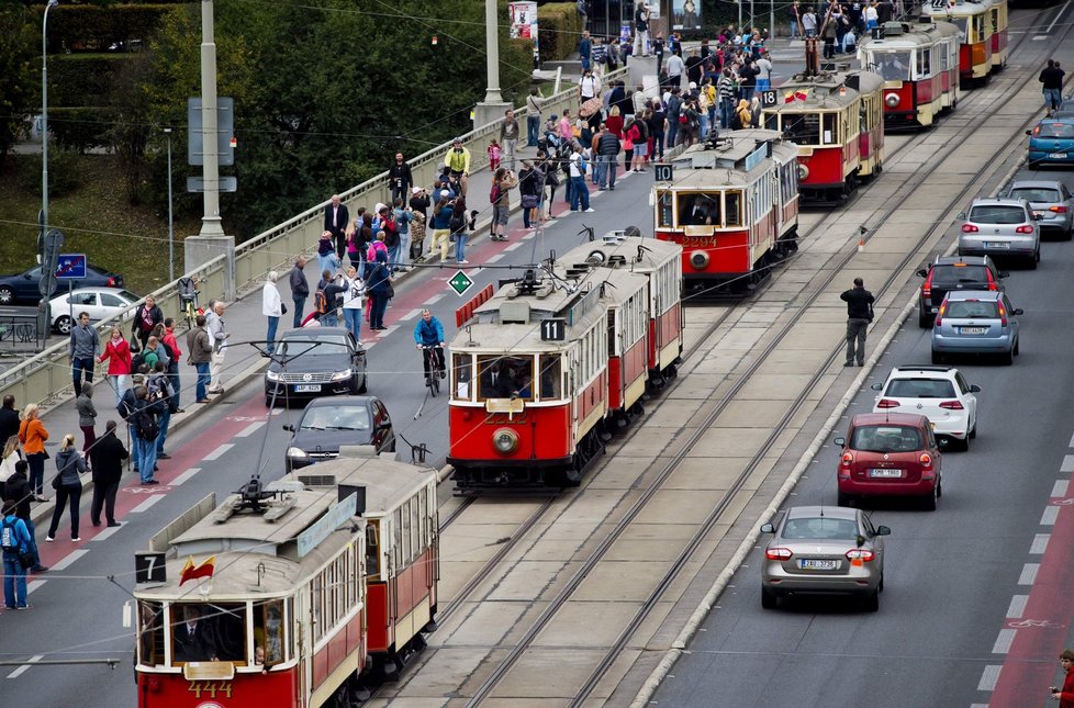 Prahou projel průvod tramvají. Dopravní podnik slaví 140 let MHD v metropoli.