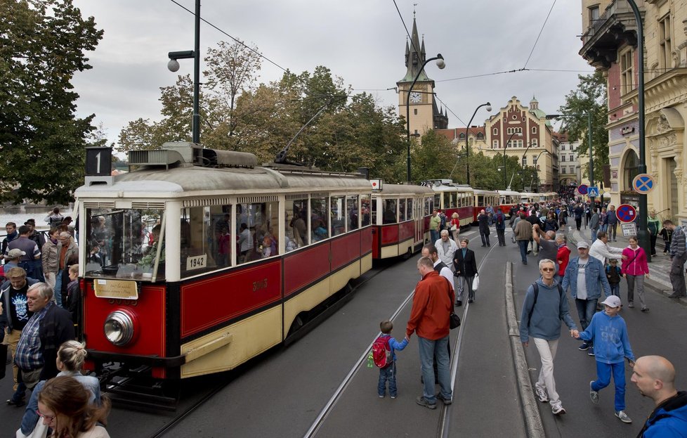 Prahou projel průvod tramvají. Dopravní podnik slaví 140 let MHD v metropoli.