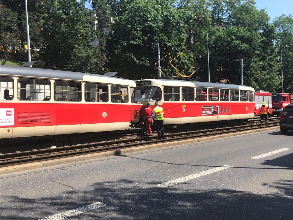 V Plzeňské ulici se srazily dvě tramvaje.